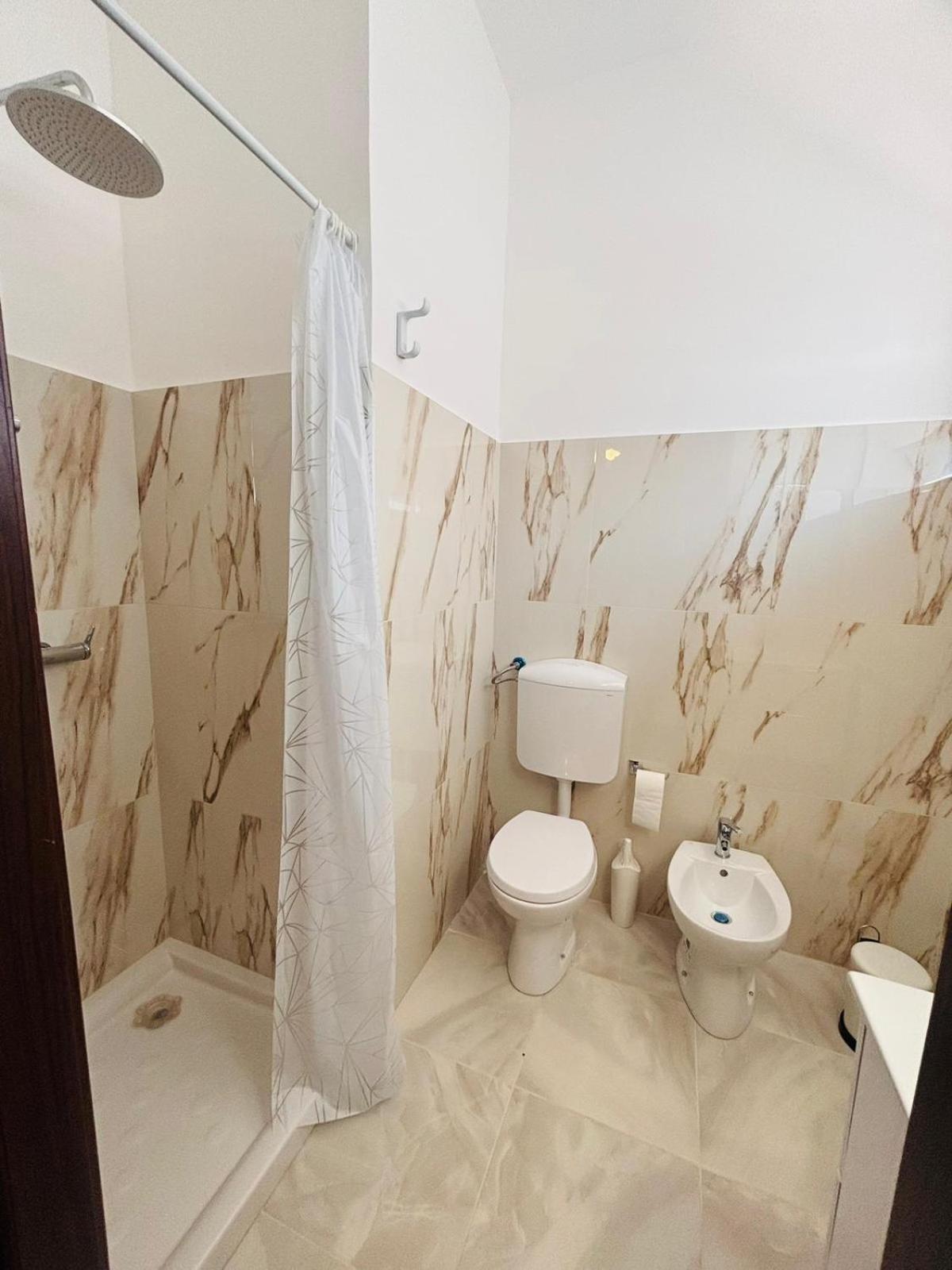 Matthias Central Rooms And Accomodation Бари Екстериор снимка