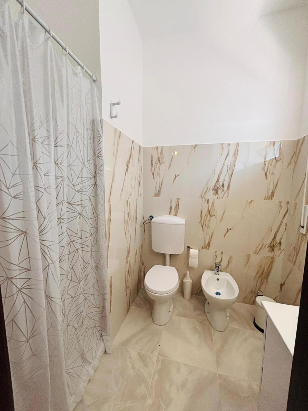 Matthias Central Rooms And Accomodation Бари Екстериор снимка
